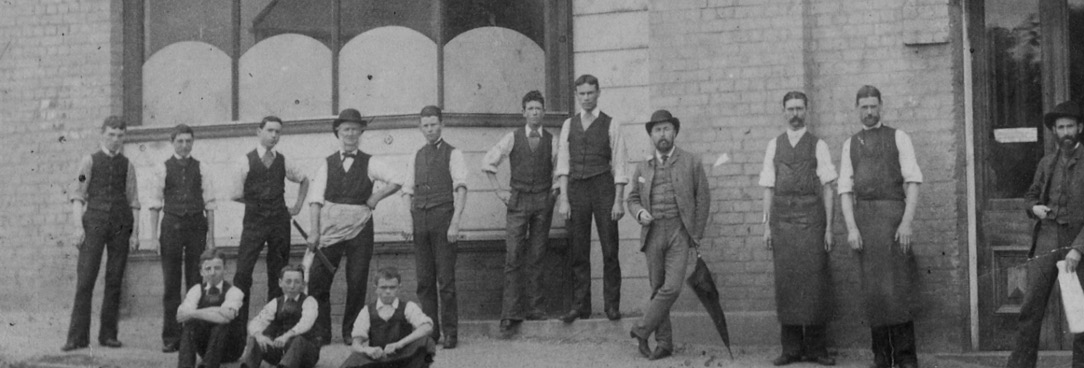 VPRS 3457 P0 Unit 86 Black and white photo of men outside a store